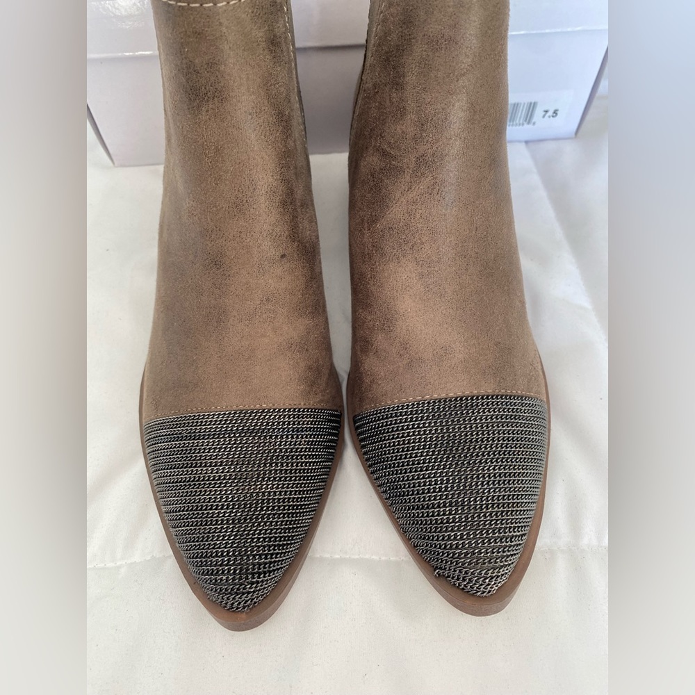 New Lulu’s Report ZEREGA Taupe Ankle Boots Pointy Toe Chain Booties size 7.5
